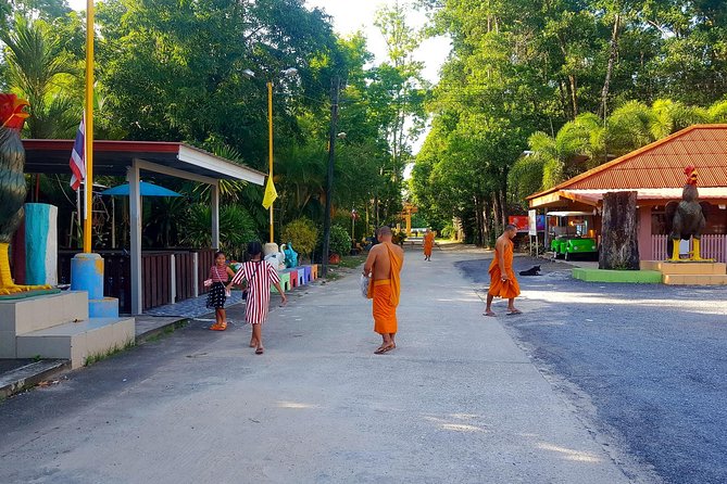Local Temples and Traditional Market - How the guide shapes the whole day (Garfield, and the difference it makes)
